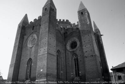 photographie “Le Jour ni l‘Heure 8351 : église Notre-Dame de Simorre, XIIIe-XIXe s., Astarac, Gers, Gascogne, vendredi 5 juillet 2024, 18:57:48” par Renaud Camus — www.renaud-camus.net — Simorre, église, Notre-Dame, Viollet-le-Duc, église fortifiée, Gers, Astarac, Gascogne