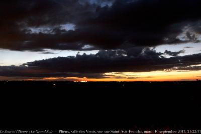 photographie “Le Jour ni l‘Heure 9274 : Le Jour ni l’Heure — Le Grand Soir, Plieux, salle des Vents, vue sur Saint-Avit-Frandat, Gers, Gascogne, mardi 10 septembre 2013, 21:22:33” par Renaud Camus — www.renaud-camus.net — ciel, sky, evening, crépuscule, sunset, nuages, clouds