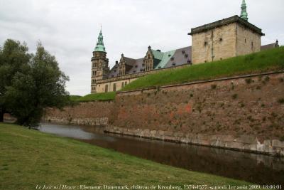 photographie “Le Jour ni l\'Heure 3652 : Elseneur (Helsingør, Elsinor), château de Kronborg, construit de 1574 à 1577 pour Frédéric II par Hans Van Paeschen & Antonius Van Opberger et restauré au XVIIe s. par Christian IV, samedi 1er août 2009, 18:06:01” par Renaud Camus — www.renaud-camus.net — castle, castello, castillo, burg, schloss, palais, palace, royal, tour tower, Hamlet, Shakespeare, Øresund, Denmark, Danmark, Danemark