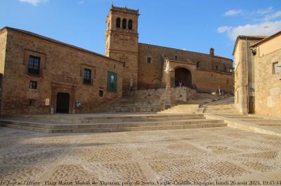 photographie “Le Jour ni l’Heure 2178 : Plaza Mayor, Moron de Almazan, province de Soria, Vieille-Castille, Espagne, lundi 26 août 2024, 19:45:44” par Renaud Camus — www.renaud-camus.net — Moron, Almazan, Moron de Almazan, Soria, Plaza Mayor, province de Soria, provincia de Soria, Castille, Vieille-Castille, Castilla y Leon, Spain, Espagne, Espana