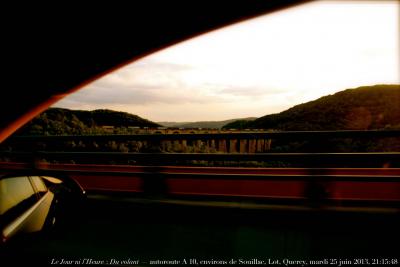 photographie “Le Jour ni l’Heure 6656 : Du volant — autoroute A 10, environs de Souillac, Lot, Quercy, Midi-Pyrénées, France, mardi 25 juin 2013, 21:15:48” par Renaud Camus — www.renaud-camus.net — paysage, landscape, viaduc, Souillac, highway, soir, evening