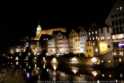 photographie “Le Jour ni l\'Heure : Un soir à Tubingue, sur le Neckar — Bade-Wurtemberg, samedi 26 février 2022, 20:42:23” par Renaud Camus — www.renaud-camus.net — Le Jour ni l'Heure, Un soir à Tubingue, Neckar, Bade-Wurtemberg, samedi 26 février 2022, 20:42:23