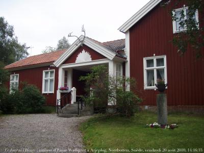 photographie “Le Jour ni l\'Heure P8200008 : maison du docteur Einar Wallquist, médecin, écrivain, anthropoloque et peintre, 1896-1985, Arjeplog, Norrbotten, Suède, vendredu 20 août 2010, 14:16:33” par Renaud Camus — www.renaud-camus.net — house, hus, doctor, demeures de l'esprit, Sverige, Sweden, Laponie