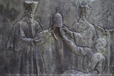 photographie “Le Jour ni l’Heure 2222 : Federico Coullaut-Valera Mendigutia, 1912-1989, Diego (Jacques) Lainez, 1512-1565, refuse le pontificat, 1555, socle de sa statue à Almazan, prov. de Soria, Castille, Espagne, lundi 26 août 2024, 23:53:48” par Renaud Camus — www.renaud-camus.net — Lainez, Laynez, Diego Lainez, Jacques Lainez, “Jacques, refusant, le, pontificat, jésuite, général des jésuites, Coullaut-Valera, Federico Coullaut-Valera, Almazan, Soria, Vieille-Castille, Castilla-la-Vieja, Castilla, Castilla y Leon, Espagne, Spain, Espana, Camus, Renaud Camus, 26 août 2024, sculpteur, sculptor, sculpture, bas-relief