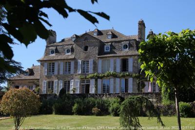 photographie “Le Jour ni l’Heure 5796 : château de La Plaze, ou d\'Omps, 1783, Cantal, Auvergne, samedi 28 mai 2022, 17:33:04” par Renaud Camus — www.renaud-camus.net — Omps, La Plaze, château d'Omps, château de La Plaze, Cantal, Auvergne