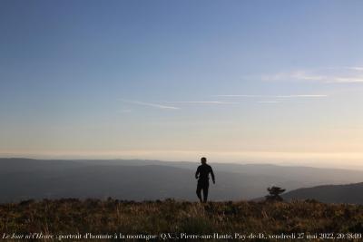 photographie “Le Jour ni l’Heure 5733 : portrait d’homme à la montagne — Quentin Verwaerde, Pierre-sur-Haute, Valcivières, Puy-de-Dôme, Auvergne, vendredi 27 mai 2022, 20:38:09” par Renaud Camus — www.renaud-camus.net — Pierre-sur-Haute, Valcivières, Ambert, Puy-de-Dôme, Auvergne, homme, portrait d'homme, Verwaerde, Quentin Verwaerde