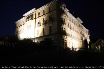 photographie “Le Jour ni l’Heure 2799 : Grand Hôtel du Parc, 1892, Pierre ou Xavier Saint-Guily, arch., Salies-de-Béarn, Pyrénées-Atlantiques, mercredi 28 août 2024, 21:45:15” par Renaud Camus — www.renaud-camus.net — Salies-de-Béarn, Parc, hôtel du Parc, Saint Guily, Saint-Guily, Pierre Saint-Guily, Xavier Saint-Guily, hôtel, Toulet, Paul-Jean Toulet