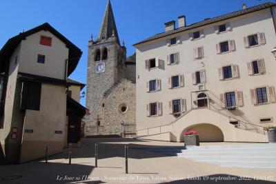 photographie “Le Jour ni l‘Heure 8892 : Souvenir de Lens, Valais, Suisse, lundi 19 septembre 2022, 12:04:02” par Renaud Camus — www.renaud-camus.net — Lens, Valais, église, place, mairie, Crans-Montana, Sierre, Suisse, Switzerland, Schwyz