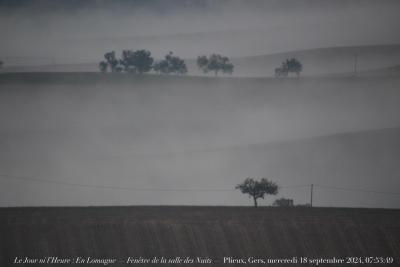 photographie “Le Jour ni l’Heure 3255 : En Lomagne — Fenêtre de la salle des Nuits — Plieux, Gers, marcredi 18 septembre 2024, 07:53:49” par Renaud Camus — www.renaud-camus.net — Fenêtre de la chambre, Fenêtre de la salle des Nuits, brumes matinales, brouillard, Lomagne, En Lomagne, Gers, Gascogne, Plieux, Miradoux, Castet-Arrouy