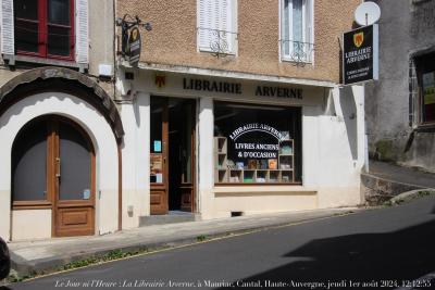 photographie “Le Jour ni l’Heure 9711 : La Librairie Arverne, à Mauriac, Cantal, Haute-Auvergne, jeudi 1er août 2024, 12:12:55” par Renaud Camus — www.renaud-camus.net — librairie, La Librairie Arverne, Librairie Arverne, bouquiniste, Mauriac, Cantal, Haute-Auvergne