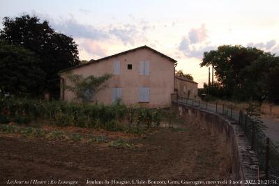 photographie “Le Jour ni l’Heure 7451 : En Lomagne — Jouhan-le-Hougue, L’Isle-Bouzon, Gers, Gascogne, mercredi 3 août 2022, 21:21:34” par Renaud Camus — www.renaud-camus.net