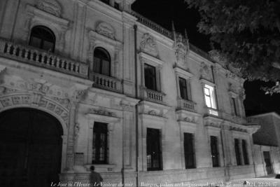 photographie “Le Jour ni l’Heure 2626 : Le Visiteur du soir — Burgos, palais archiépiscopal, mardi 27 août 2924, 22:24:37” par Renaud Camus — www.renaud-camus.net — Le Visiteur du soir, Burgos, palais archiépiscopal, palacio arzobispal, Castille, Castilla y Leon, Vieille-Castille, Espana, Spain, Espagne, Pierre