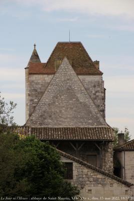 photographie “Le Jour ni l\'Heure 5201 : abbaye, XIIe-XVe s., Saint-Maurin, Lot-et-Garonne, Nouvelle-Aquitaine, dimanche 15 mai 2022, 18:54:20” par Renaud Camus — www.renaud-camus.net — Saint-Maurin, Lot-et-Garonne, abbaye, château abbatial, jardin du château abbatial, abbaye de Saint-Maurin, Nouvelle-Aquitaine