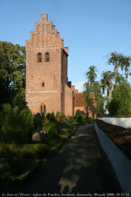 photographie “Le Jour ni l\'Heure 6168 : église de Førslev, XIIIe-XVe s., Fuglebjerg, Seeland (Sjælland), Danemark, dimanche 30 août 2009, 18:47:51” par Renaud Camus — www.renaud-camus.net — kirke, church, kirk, roman, romanesque, gothic, Denmark, Danmark