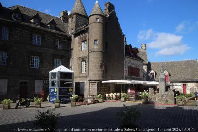 photographie “« Arrêtez le massacre ! » : dispositif de colorisation des façades et de sonorisation nocturnes sur la plus belle place et devant le plus bel hôtel de Salers, Cantal, Haute-Auvergne, jeudi 1er août 2024, 18:01:49” par Renaud Camus — www.renaud-camus.net — « Arrêtez le massacre ! », Salers, Cantal, vandalisme, Auvergne, Haute-Auvergne, colorisation, sonorisation