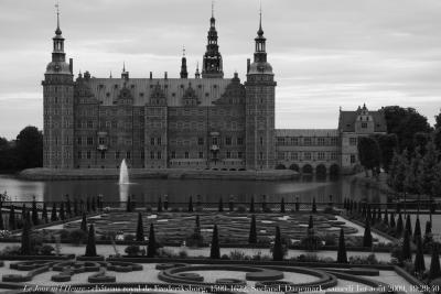 photographie “Le Jour ni l\'Heure 3665 : château royal de Frederiksborg, 1599-1622 (et XIXe s.), samedi 1er août 2009, 19:29:40” par Renaud Camus — www.renaud-camus.net — castle, burg, schloss, slot, kong, king, castello, castillo, Christian IV, Renaissance, Denmark, Danmark, réflection, lac, lake, douves, moat