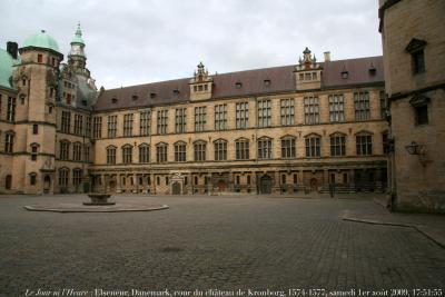 photographie “Le Jour ni l\'Heure 3635 : Elseneur (Helsingør, Elsinor), Danemark, cour du château de Kronborg, construit de 1574 à 1577 pour Frédéric II par Hans Van Paeschen & Antonius Van Opberger et restauré au XVIIe s. par Christian IV,  semedi 1er août 2009, 17:51:” par Renaud Camus — www.renaud-camus.net — castle, castello, castillo, burg, schloss, palais, palace, royal, tour tower, Hamlet, Shakespeare, Øresund, Denmark, Danmark, Danemark