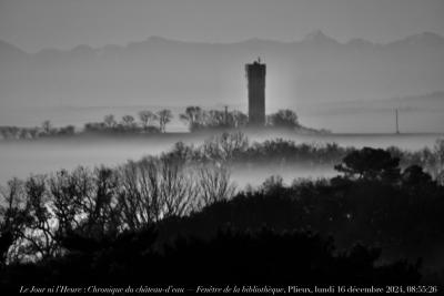 photographie “Le Jour ni l’Heure 6799 : Chronique du château d’eau — Fenêtre de la bibliothèque, Plieux, lundi 16 décembre 2024, 08:55:26” par Renaud Camus — www.renaud-camus.net — Chronique du château-d’eau, château d’eau, Pyrénées, brouillard