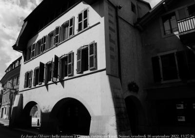 photographie “Le Jour ni l’Heure 8646 : belle maison, XVe-XVIIIe s. (?), à Coppet, canton de Vaud, Suisse, vendredi 16 septembre 2022, 13:27:26” par Renaud Camus — www.renaud-camus.net — maison`, belle maison, Coppet, Vaéud, Vaud, canton de Vaud, Suisse