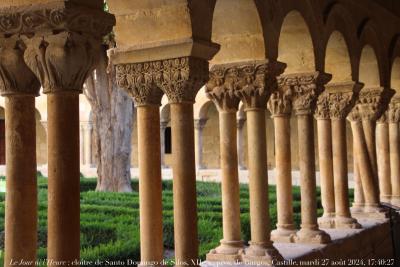 photographie “Le Jour ni l’Heure 2499 : cloître de Santo Domingo de Silos, XIIe s., province de Burgos, Vieille-Castille, Espagne, mardi 27 août 2024, 17:40:27” par Renaud Camus — www.renaud-camus.net — Santo Domingo de Silos, Silos, cloître, Burgos, province de Burgos, Castille, Castilla, Vieille-Castille, Castilla y Leon, Espagne, Espana, Spain