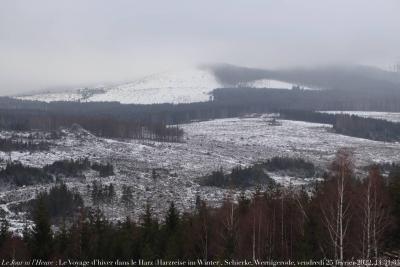 photographie “Le Jour ni l\'Heure : Le Voyage d\'hiver dans le Harz (Harzreise im Winter), Schierke, Wernigerode, vendredi 24 février 2022, 14:31:33” par Renaud Camus — www.renaud-camus.net — Le Jour ni l'Heure, Voyage d'hiver, Harz, Harzreise im Winter, Schierke, Wernigerode, vendredi 24 février 2022, 14:31:33, neige, étendue, silence, froid