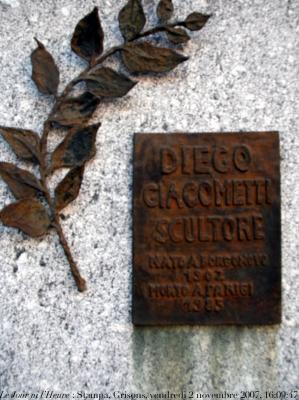 photographie “Le Jour ni l\'Heure : tombe de Diego Giacometti (1902-1985) au cimetière de Stampa, Grisons, Suisse, vendredi 2 novembre 2007, 16:09:47” par Renaud Camus — www.renaud-camus.net — Giacometti, Diego Giacometti, Stampa, Grisons, Graubünden, Suisse, Switzerland, Svizzera, Schweis, sculpteur, sculpture, demeures de l'esprit, cimetière, graveyard, tombe, tomb, grave