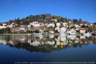 photographie “Le Jour ni l’Heure 3301 : Agen, Lot-et-Garonne, le canal latéral à la Garonne, lundi 6 février 2023, 10:46:08” par Renaud Camus — www.renaud-camus.net — Agen, canal, canal latéral, canal latéral à la Garonne, darse, port, colline, Ermitage, Lot-et-Garonne