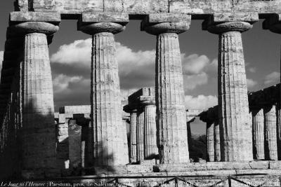 photographie “Le Jour ni l’Heure 4551 : Paestum, province de Salerne, Italie — temple d’Héra, “la Basilique”, VIe s. av. J.-C., vendredi 4 mars 2016, 16:42:31” par Renaud Camus — www.renaud-camus.net — Paestum, Héra, temple d’Héra, Salerne, Salerno, Italie, Italia, temple, tempio, 4 mars 2025