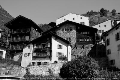 photographie “Le Jour ni l’Heure 8768 : maisons anciennes à Rarogne, Valais, Suisse, dimanche 18 septembre 2022, 13:05:57” par Renaud Camus — www.renaud-camus.net — Rarogne, Raron, maisons, belles maisons, chalets, Valais, architecture, Suisse