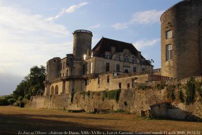 photographie “Le Jour ni l’Heure 5999 : château de Duras, XIIIe-XVIIe s., Lot-et-Garonne, Guyenne, mardi 11 août 2020, 19:54:12” par Renaud Camus — www.renaud-camus.net — Duras, château de Duras, Lot-et-Garonne, Guyenne, château, 11 août 2025