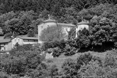 photographie “Le Jour ni l’Heure 5655 : château du Lac, XIIIe-XVIIe s., Le Monestier, Livradois, Puy-de-Dôme, Auvergne, vendredi 27 mai 2022, 11:22:28” par Renaud Camus — www.renaud-camus.net — Lac, Le Lac, château du Lac, château, Le Monestier, Livradois, Ambert, Gaspar des Montagnes, Gaspard des Montagnes, Henri Pourrat, Puy-de-Dôme, Auvergne