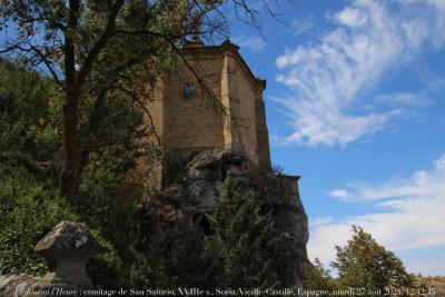 photographie “Le Jour ni l’Heure 2313 : ermitage de San Saturio, XVIIIe s., Soria, Vieille-Castille, Espagne, mardi 27 août 2024, 12:42:45” par Renaud Camus — www.renaud-camus.net — ermita, ermitage, San Baudelio, ermita de San Baudelio, Soria, Duero, Castilla, Castilla y Leon, Vieille-Castille, Espagne, Spain, Espana