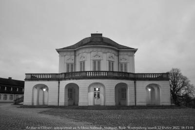 photographie “Le Jour ni l\'Heure : autoportrait au Schloss Solitude, Stuttgart, Bade-Wurtemberg, mardi 22 février 2022, 18:13:19” par Renaud Camus — www.renaud-camus.net — Le Jour ni l'Heure, autoportrait, Schloss Solitude, Stuttgart, Bade-Wurtemberg, mardi 22 février 2022, 18:13:19, noir et blanc, pavillon de chasse, rococo, Charles II de Wurtemberg