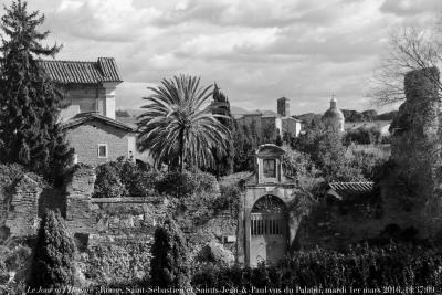 photographie “Le Jour ni l’Heure 3672 : Rome, les couvents Saint-Sébastien-au-Palatin et Saints-Jean-&-Paul vus du sommet du Platin, mardi 1er mars 2016, 14:37:09” par Renaud Camus — www.renaud-camus.net — Rome, couvents Saint-Sébastien-au-Palatin et Saints-Jean-&-Paul, Palatin, mardi 1er mars 2016, Palatino, Roma, couvents