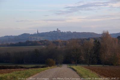 photographie “Le Jour ni l’Heure 1357 : En Lomagne — vers Plieux, Gers, Gascogne, dimanche 11 décembre 2022, 16:07:13” par Renaud Camus — www.renaud-camus.net — Lomagne, En Lomagne, Plieux, Gers, Gascogne, château de Plieux