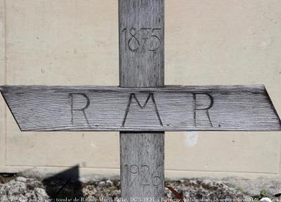 photographie “Le Jour ni l’Heure 8793 : tombe de Rainer Maria Rilke, 1875-1926, dét., à Rarogne, Valais, Suisse, dimanche 18 septembre 2022, 13:27:43” par Renaud Camus — www.renaud-camus.net — Rarogne, Raron, Rilke, Rainer Maria Rilke, tombe, tombeau, grave, sépulture, croix, cross, croix de bois, 1875, 1926