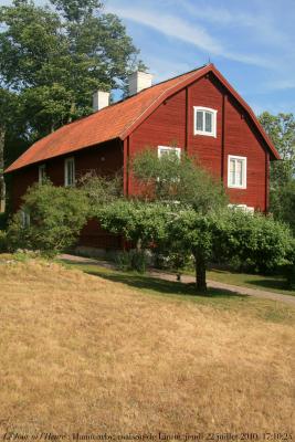 photographie “Le Jour ni l\'Heure 8471 : maison de Carl von Linné, 1707-1778, à Hammarby, près d\'Uppsala, Uppland, Suède, jeudi 22 juillet 2010, 17:10:24” par Renaud Camus — www.renaud-camus.net — house, botanique, botanist, taxinomie, taxinomy, taxinomiste, country house, maisons de savant, scientists' houses, science, XVIII, XVIIIe siècle, Age of Reason, siècle des Lumières, Demeures de l'esprit, Linnaeus