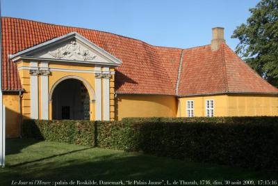 photographie “Le Jour ni l\'Heure 6134 : Roskilde, Seeland, Danemark, entrée du Palais Jaune, 1734-1736, oeuvre de Lauritz de Thurah, 1706-1759, dimanche 30 août 2009, 17:15:16” par Renaud Camus — www.renaud-camus.net — palace, palae, yellow palace, architecte, architect, archirecture, baroque, barocco, XVIII, XVIIIe siècle, XVIIIth century, Siècle des Lumières, Age of Reason, Frédéric V, Frederik V, Denmark, Danmark, Christian VI