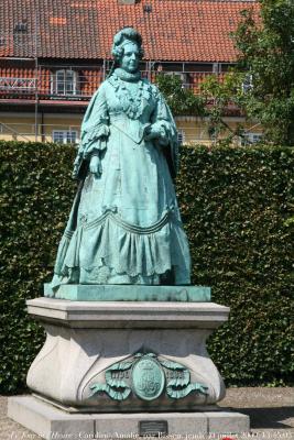 photographie “Le Jour ni l\'Heure 3398 : statue de la reine Caroline-Amalie de Danemark, 1796-1881, seconde épouse de Christian VIII, 1786-1839-1848, par Vilhelm Bissen, 1836-1913, dans les jardins du château de Rosenborg, à Copenhague, jeudi 30 juillet 2009, 13:45:03” par Renaud Camus — www.renaud-camus.net — queen, dronning, Denmark, Danmark, Danemark, Andersen, Gruntdtvig, grundtvigianisme, grundtvigianism, Copenhague, København, Rodenborg