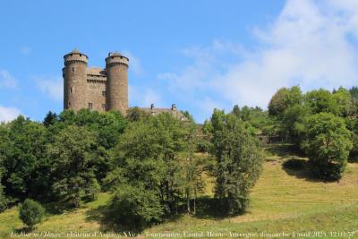 photographie “Le Jour ni l’Heure 0235  : château d’Anjony, XVe s., Tournemire, Cantal, Haute-Auvergne, dimanche 4 août 2024, 12:03:57” par Renaud Camus — www.renaud-camus.net — Anjony, château d’Anjony, Tournemire, château, châteaux d’Auvergne, Cantal, Auvergne, Haute-Auvergne